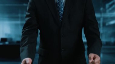 Profesyonel bir işadamı, yükselen finansal verilerin dijital bir görselleştirmesini sunar, yükselen bir ok ve çubuk grafiği, büyümeyi ve iş dünyasındaki başarıyı sembolize eder. Dörtgen