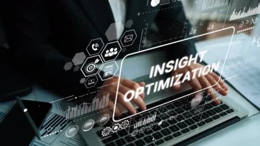 Eller dizüstü bilgisayarda veri analizlerini, iş sezgilerini ve performans optimizasyon stratejilerini gösteren dijital arayüzle yazıyor. Asemptotik akıllı veri analitiği.