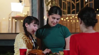 Aile, yıl dönümünü bahçede kutlar. Aile üyeleri, yemeğe. Doğayla iç içe olmak için açık hava kamp aktivitesi ve nesiller arası tatlı akrabalarla zaman geçirmek için. Uyumsuzluk.