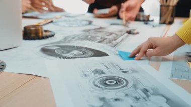 Dinamik bir ekip çalışma alanında işbirliği yapar, teknik çizimleri ve planları analiz eder, problem çözme ve proje planlamasında yaratıcılığı ve takım çalışmasını betimler. SACTR