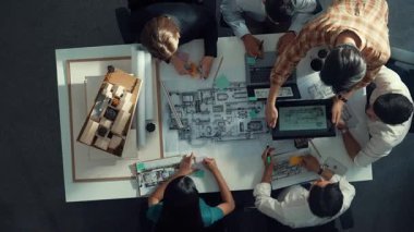 Proje yöneticisi ya da inşaat mühendisinin planlama ve planlama binasında yazışmalarının üst düzey görüntüsü. Toplantı masasında birlikte çalışan mimarın belgeyle birlikte havadan görünüşü. Hizalama.