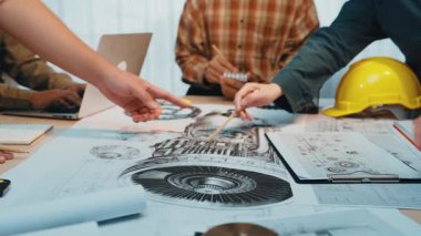 Modern ofis ortamında, çeşitli bir ekip teknik çizimler ve prototipleri araçlar ve dizüstü bilgisayarlarla analiz ederek yaratıcılığı teşvik ederek mühendislik projeleri üzerinde işbirliği yapıyor. SACTR