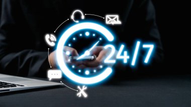 Bu resim, parlak ve karanlık bir ortamda sanal destek simgelerinin yer aldığı 24 saatlik akıllı telefon kullanımını vurgulayan modern bir dijital iletişim kavramını sergiliyor. Dörtgen
