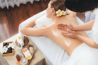 Kafkasyalı kadın müşteri stres önleyici spa masajının keyfini çıkarıyor ve lüks otel ya da oteldeki gündüz açık ortam güzellik salonunda güzellik teniyle eğleniyor. Sessiz.
