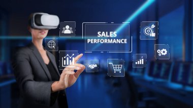 Bu resim sanal gerçeklik teknolojisini kullanarak dijital pazarlama çabalarını geliştiren bir profesyoneli gösteriyor. Belgede, veri analizlerinin satış performansını artırmada önemi vurgulanıyor. XDMCP