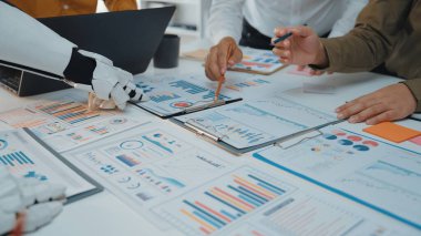 Etkili veri analizi ve çeşitli raporlardaki sunumlar için robotik yardımlar kullanan çeşitli profesyoneller modern ofis ortamında işbirliği yapmaktadır. Noogenesis