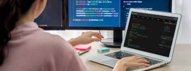 Uygulama ve program kodlaması için bilgisayar ekranında yazılım geliştirme programlama