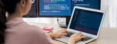 Uygulama ve program kodlaması için bilgisayar ekranında yazılım geliştirme programlama