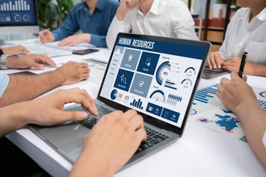 İnsan kaynakları yönetim yazılımı bilgisayar ekranında insan kaynakları çalışanlarının işe alım, maaş bordrosu, personel araması ve KPI değerlendirme çalışmalarını yönetmesine yardımcı oluyor