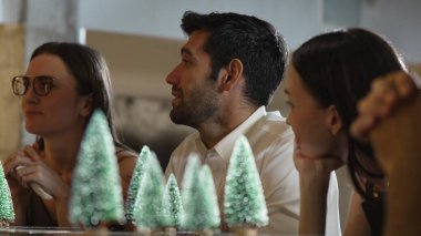 Portre grubu arkadaşı ya da bar restoranındaki yeşil neon karlı çam ağacıyla süslenmiş lüks tezgah barında canlı sohbetler yapan çift. Vinosity.