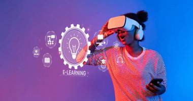 Genç bir öğrenci sanal gerçeklik öğrenme ortamını keşfediyor, kulaklık takıyor ve akıllı telefon kullanıyor, modern online eğitim yeniliklerini sembolize ediyor. XDMCP