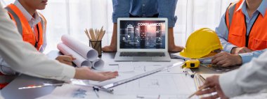 Kaliteli standartları karşılamak için çevrimiçi şirket işleri için uyum sistemi