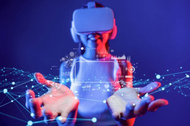 Bu görüntüde sanal gerçeklik kulaklığı takan bir kişi etkili karar verme konusunda büyüleyici görsel teknolojiler kullanarak veri analizi ve iş stratejisi sergiliyor. XDMCP