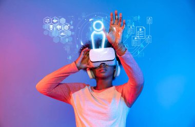 Yenilikçi sanal gerçeklik teknolojisiyle adam toplamanın geleceğini araştırın, iş görüşmelerini ve yetenek edinme süreçlerini dinamik ve çekici bir ortamda geliştirin. XDMCP