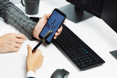 İşadamı olarak kalemle işaretlenmiş, kadın yatırımcının internet sitesi program uygulamasının akıllı telefonuyla kontrol ediliyor. İç işlerindeki dinamik borsa ile kontrol ediliyor. İnfobahn.