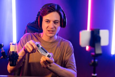 Kontrol kumandalı akıllı oyun flamasının tadını çıkarın. Modern teknoloji siber aydınlatma odasındaki yetenekli oyuncularla akıllı telefon reklamı üzerinden canlı yayın yapın. Bireysel.