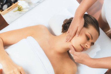 Panorama 'da kadınların stres önleyici kafa masajından ve lüks tatil beldesi veya otel spa salonundaki modern ışık ortamında yüz güzelliği eğlencelerini şımartmaktan hoşlandığı bir manzara var. Sessiz.