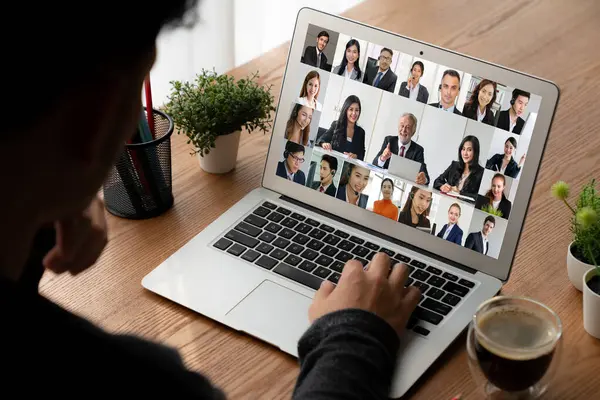 İş dünyasından iş adamlarının modern sanal grup toplantısı için video konferansındaki iş adamları