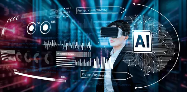 Yapay zeka yardımıyla veri merkezinde duran kulaklıklı bir iş adamı. Proje yöneticisi holograma bakıyor ve pazarlama stratejisi planlamak için artırılmış gerçeklik gözlüğü ve yapay zeka sohbeti kullanıyor. Yaratıcılık.