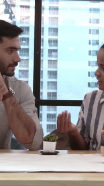 Yaratıcı iş adamları modern işyerindeki ofis masasında sohbet ediyorlar. Şirket uluslararası iş kavramı.