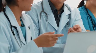 Hastane masasında birlikte çalışan ve tıbbi tedavi ya da sağlık hizmeti planlayan profesyonel bir grup. Takım çalışması başarılı hastalıklara ve hastalıklara yol açar. Ağır çekim. Katı.