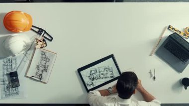 İnşaat mühendisinin bina tasarımını planlamak için birlikte çalışması zaman kaybı. Yönetici yürürken ve planlar hakkında tartışırken yetenekli mimarın havadan görünüşü. Hizalama.