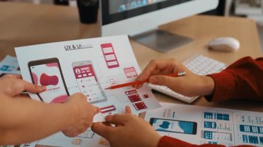 Mobil uygulama için kullanıcı arayüzü prototipini ofis çalışanlarına sunan harika bir şirket çalışanı. Kağıt üzerinde simge tasarımının UX UI tasarımı övgü fonksiyonu. Sinerjik