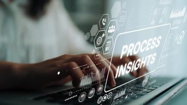 Elleri Laptop 'ta İşlem Kavrama Grafik Kaplaması, Veri Analizi ve Teknoloji Konsepti ile Yazıyor. Asemptotik akıllı veri analitiği.