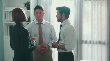 Profesyonel mühendis ekibi gündelik giysiler içinde metal teçhizatlı, hesap makineli, yapışkan notlu türbin motor yapısından bahsediyor. Durup toplantıya katılan bir grup teknisyen. Hizalama.