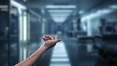 Robot ve insan elini uzatıyorlar ve kalp hologramıyla hareket ediyorlar. Bulanık laboratuvar geçmişini işaret ederken robot el ve insanın birlikte çalışmalarına yakın çekim. Sağlıklı..