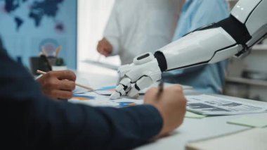 Profesyonellerin karar verme mekanizmasını optimize etmek ve kurumsal verimliliği artırmak için veri güdümlü görüşleri kullandıkları yapay zeka destekli iş birliği. Noogenesis Yapay Zeka