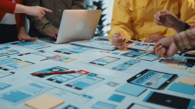 Modern ofis ortamında canlı bir takım toplantısı, profesyonellerin birlikte beyin fırtınası yaptıkları, bir dizüstü bilgisayar ve renkli grafikler kullanarak yaratıcılığı geliştirdikleri bir yer. SACTR