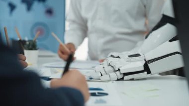 Danışmanlar, pazarlama tartışmalarını bilgilendirmek, iş stratejilerini takım işbirliği ve veri içgörüsü yoluyla optimize etmek için yapay zeka analizlerini kullanırlar. Noogenesis Yapay Zeka