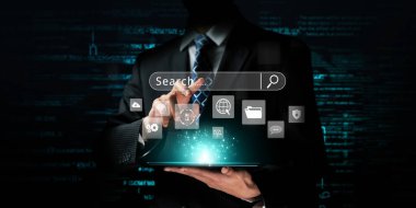 İş adamı, stratejik kararlar için değerli verileri çıkartarak arama motoru araştırması yapıyor. Kapsamlı araştırma ve SEO veri analizi için arama motorları kullanılıyor. FaaS