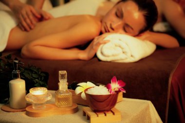 Kafkas çift müşterileri stres önleyici spa masajının keyfini çıkarıyorlar ve lüks otel veya otellerde sıcak mum ışığında güzellik derisi eğlenceleriyle şımartıyorlar. Sessiz.