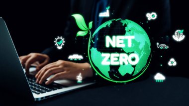 Teknoloji sembolleriyle çevrili yeşil bir dünyada net sıfır kavramını gösteren büyüleyici bir dijital tasarım, iş dünyasındaki sürdürülebilirliği ve çevresel sorumluluğu vurguluyor. Dörtgen