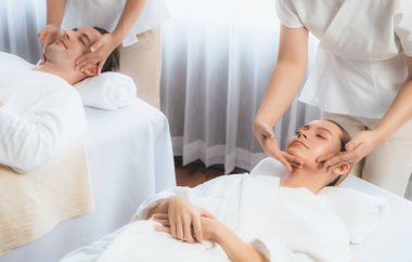 Kafkasyalı çift stres önleyici kafa masajının keyfini çıkarıyor ve lüks otellerde ya da otel spa salonlarında gündüz kaplıcalarında yüz güzelliği eğlencelerini şımartıyor. Sessiz.