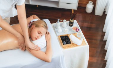 Kafkasyalı kadın müşteri stres önleyici spa masajının keyfini çıkarıyor ve lüks otel ya da oteldeki gündüz açık ortam güzellik salonunda güzellik teniyle eğleniyor. Sessiz.