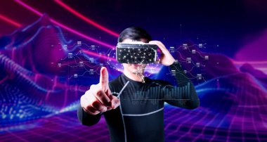 Bir kullanıcı gelişmiş teknolojiyle sanal gerçeklik ortamında etkileşime girer, veri yönetimi ve yapay zeka kavramlarını canlı, dijital ortamda gösterir. XDMCP