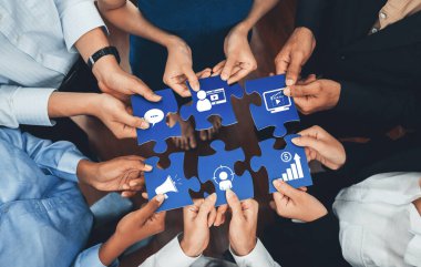Çeşitli ellerin, strateji, büyüme ve takım çalışmasını temsil eden çeşitli iş simgelerinin yer aldığı, işbirlikçi bir pazarlama yapbozuna girişinin canlı bir tasviri. Dostluk