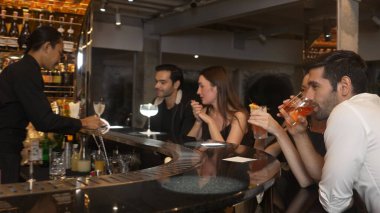 Kokteyl palomasıyla kadeh kaldıran bir çift ve lüks bir barda, canlı sohbetlerde eski moda arkadaşlarıyla Margarita içerken canlı bir gece kulübünde özel bir partiyi kutlayan bir çift. Vinosity.