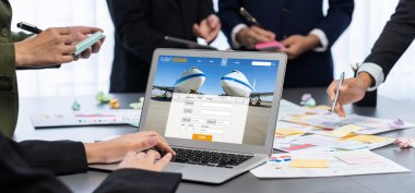 Analizci ekibi yaratıcı ve analitik beyin fırtınası fikri için bilgisayar ekranında BI veri paneli olan yapışkan bir not kullanıyor. Pazarlama stratejisi için finansal veri görselleştirme teknolojisini analiz et. Dahi.