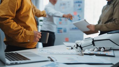 Dinamik bir iş ekibi, üretkenliği arttırmak ve yenilikçi proje sonuçlarını yönlendirmek için ileri teknoloji ve robotik araçlar kullanarak işbirliğine girişir. Noogenesis