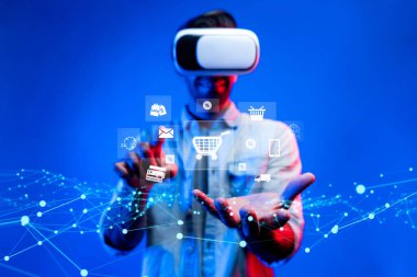 İş adamı çok kanallı stratejileri entegre ediyor, çevrimiçi alışveriş ve pazarlama erişimini artırıyor. Birbirine bağlı marka deneyimleri yaratmak için çok kanallı pazarlamanın gücünü keşfedin. FaaS