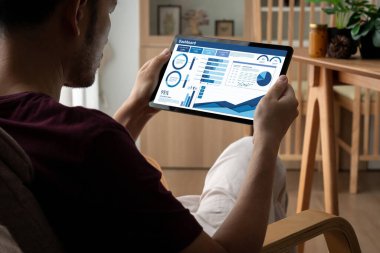 İş veri paneli, pazarlama stratejisi planlaması için iş zekası analizi sunar. Müşteri taleplerini analiz etmek ve iş dünyasının geleceğini önceden görmek için büyük veriler sunulur.