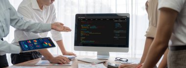 Uygulama ve program kodlaması için bilgisayar ekranında yazılım geliştirme programlama