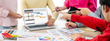 Ekip projesinin zaman çizelgesini gösteren bilgisayar ekranında canlı iş projesi yönetimi için proje planlama yazılımı