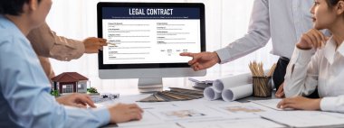 İç mimar tasarımcı grubu, daha kesin tasarım için planlar ve dizüstü bilgisayar ekran mimari yazılımı üzerinde birlikte tartışıyorlar. Modern ev tasarımı ve yenileme. İçgörü