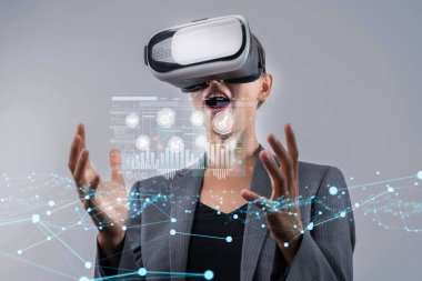 Bir iş adamı sanal gerçekliği veri analizi ve pazarlama stratejilerini keşfetmek, yenilik ve gelişmekte olan finans ortamında yer almak için kullanır. XDMCP