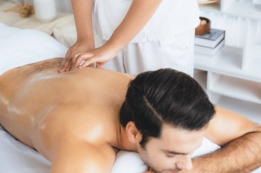 Kafkas erkek müşteri stres önleyici spa masajının keyfini çıkarıyor ve lüks otel veya oteldeki gündüz açık hava ortamında güzellik derisi eğlencesi ile şımartıyor. Sessiz.